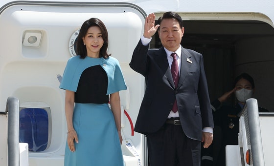 韓国の尹錫悦前大統領と金建希夫人がスペイン訪問から帰国する様子。金夫人の「秘線実勢補佐」疑惑が問題視された時期。