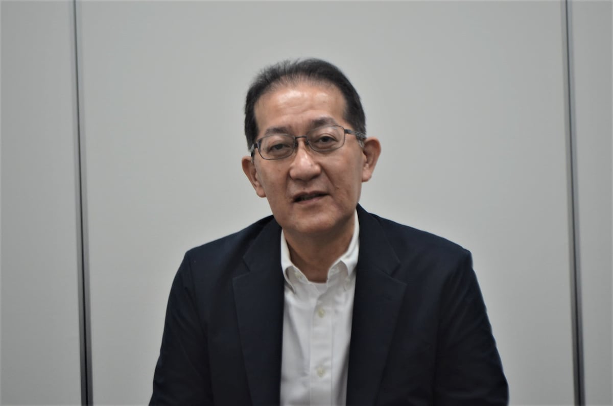 シャトレーゼの古屋勇治社長が不祥事に対する「成長停止戦略」について語るインタビュー風景