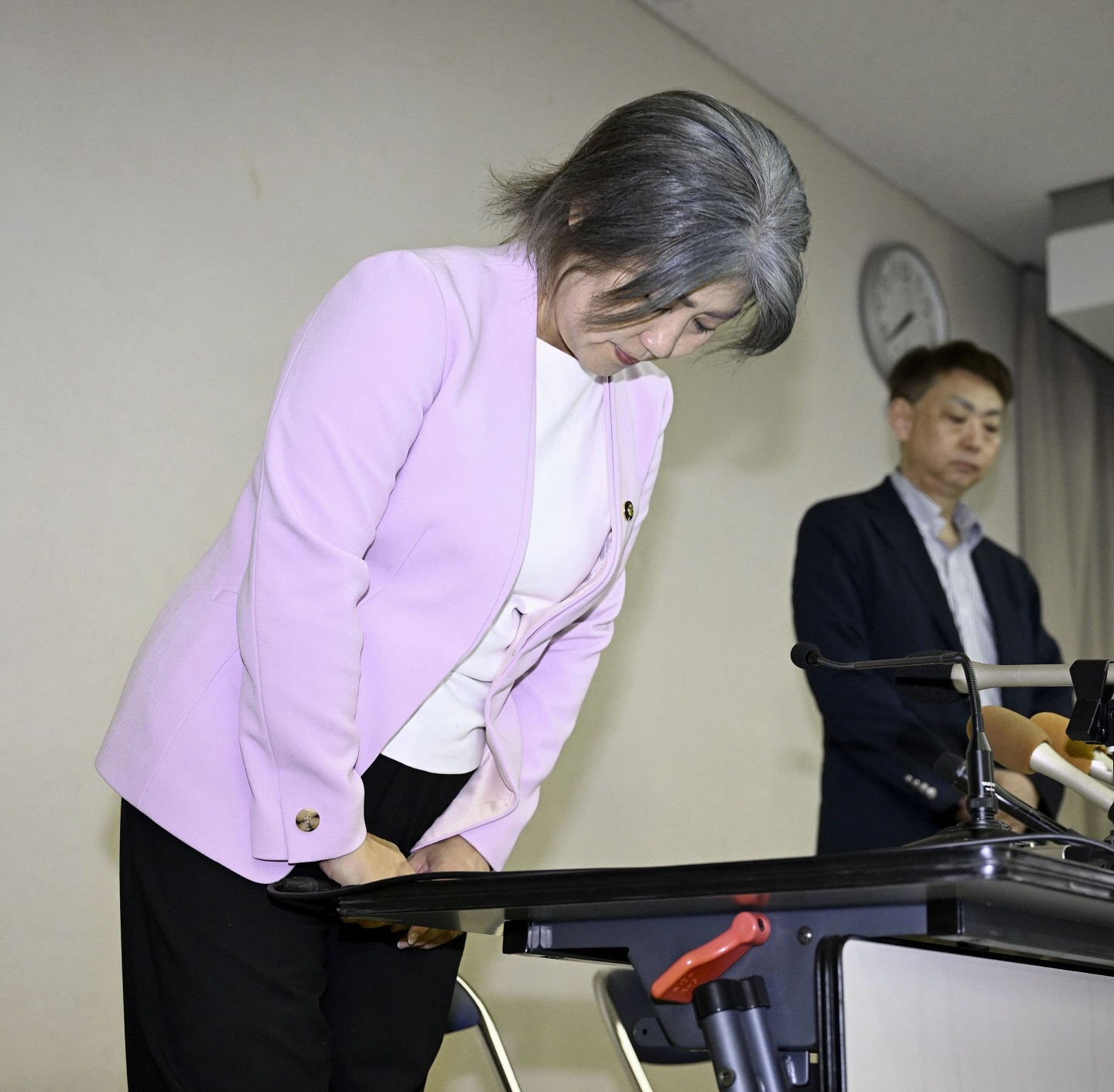 市議会百条委員会で質問に応じる伊東市長・田久保真紀氏。学歴詐称疑惑に関する証人尋問の様子。