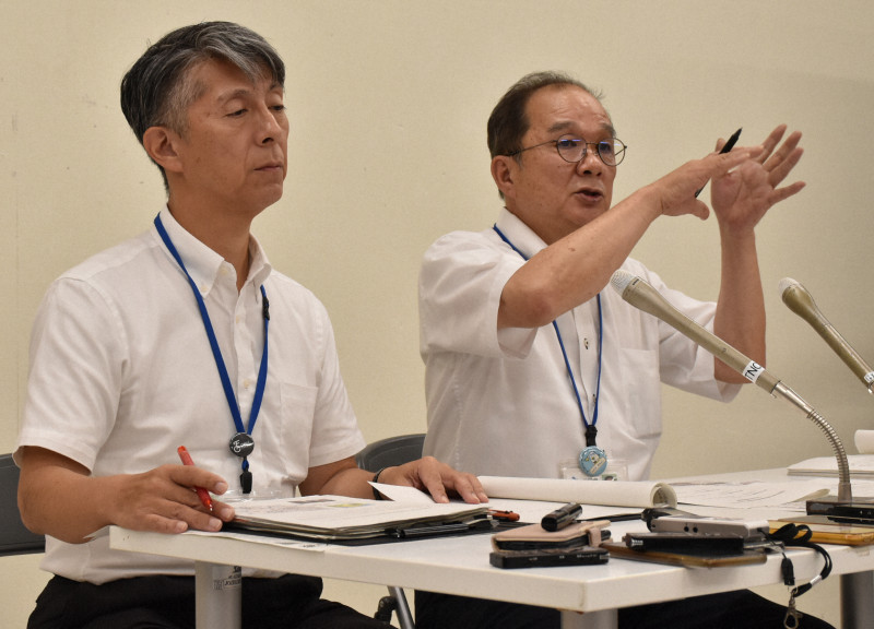 福岡県庁で記者会見を行う二場正義次長（右）と山口甲秀次長。不適切な用地買収問題について説明する様子。