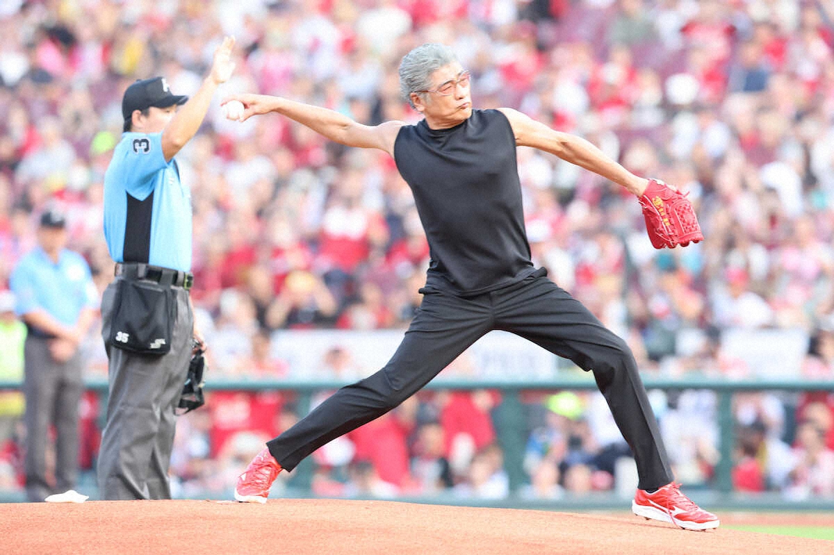 吉川晃司がマツダスタジアムで行われた「ピースナイター」で力投する始球式の様子