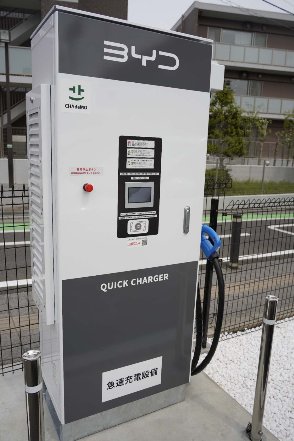 BYDの販売店に設置されたCHAdeMO規格のEV充電設備、日本市場への適応を示す