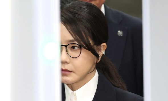 ネックレス贈呈疑惑で令状実質審査を終え、ソウル中央地裁を後にするキム・ゴンヒ女史