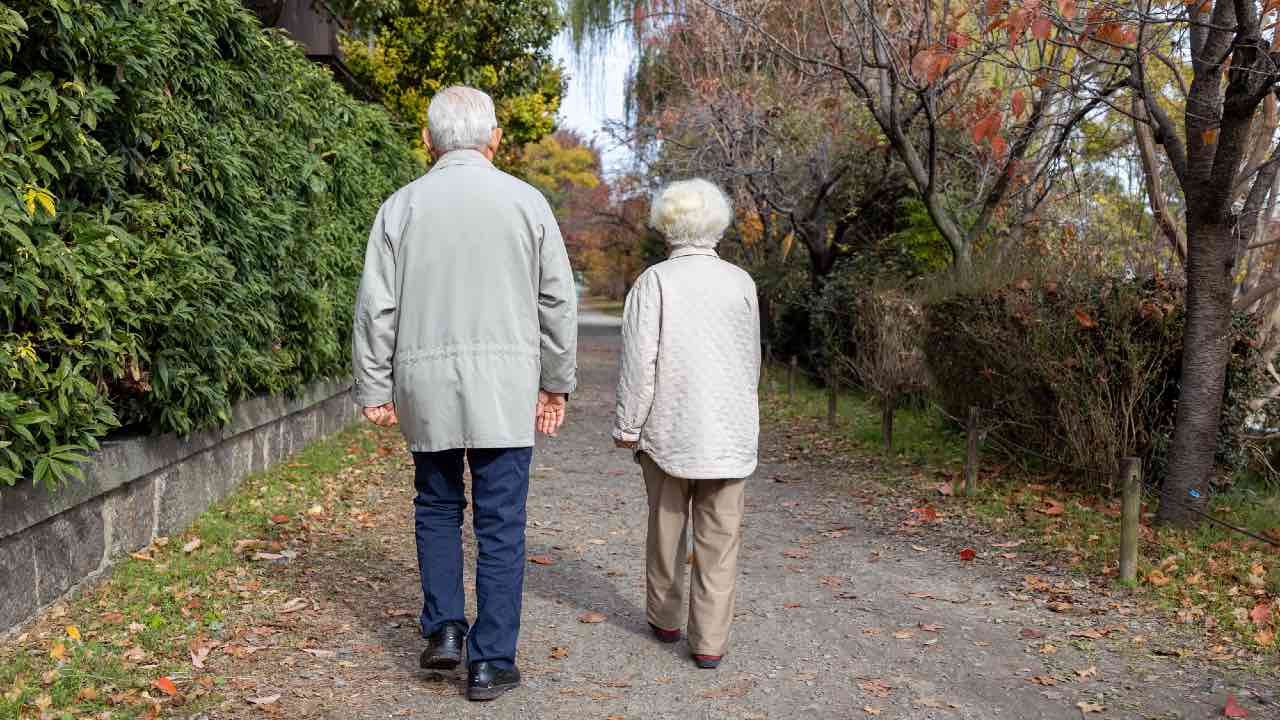 老後資金の不安を抱え、家計を見直す夫婦