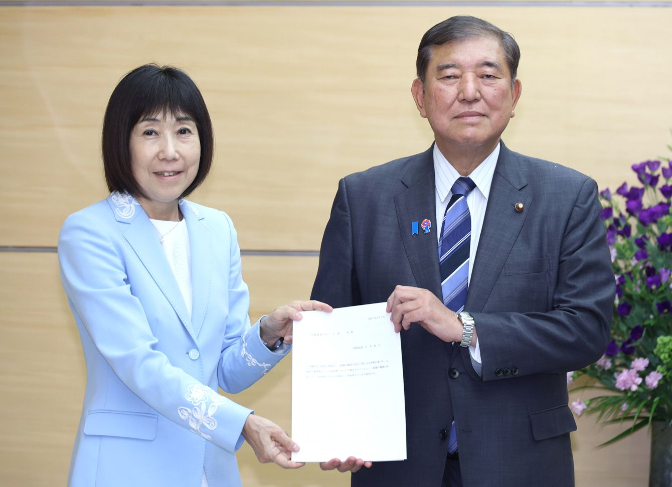 人事院勧告を受け取る石破茂首相と川本裕子人事院総裁。国家公務員の給与引き上げ問題を示す一枚。