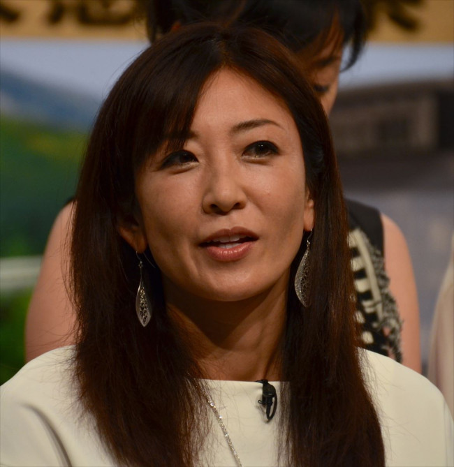 シェイプUPガールズ時代の盟友、中島史恵と梶原真弓が新ユニット「FOOMYS」としてディスコDJを披露。お揃いのミニスカート姿でファンを魅了する美しいツーショット。