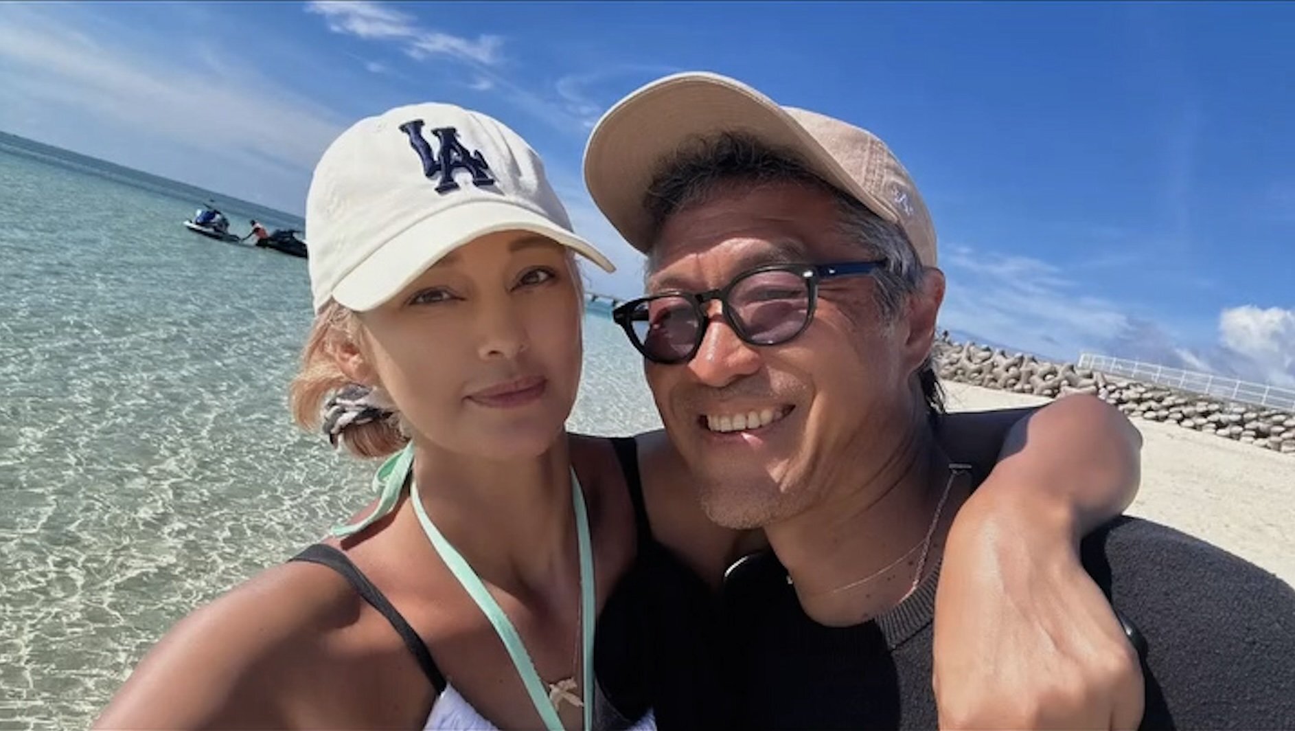 梅宮アンナさん、宮古島への機内で安堵の笑顔を見せる
