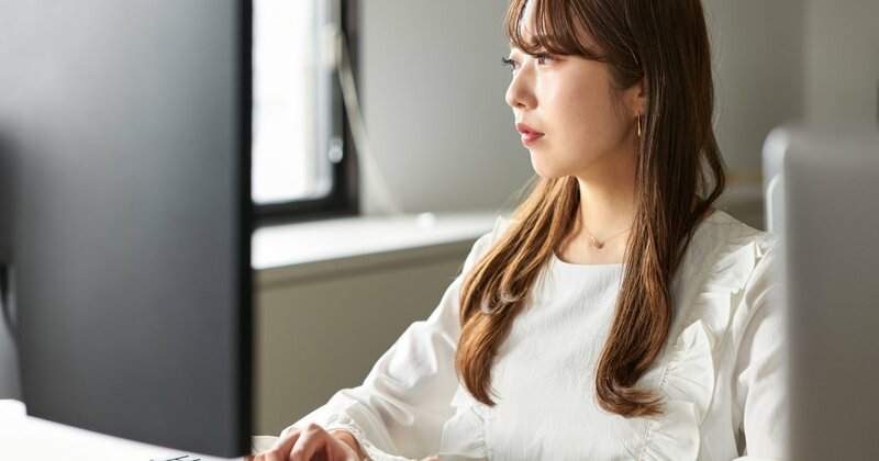 静かな退職のイメージ。デスクで考え込む従業員の姿