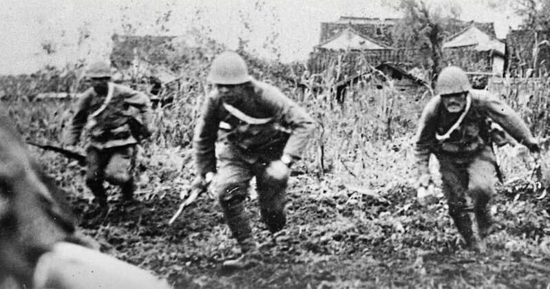 上海戦線羅店での日本軍突撃の様子を捉えた写真。戦争特派員が見た日本軍の現実を示す貴重な記録。