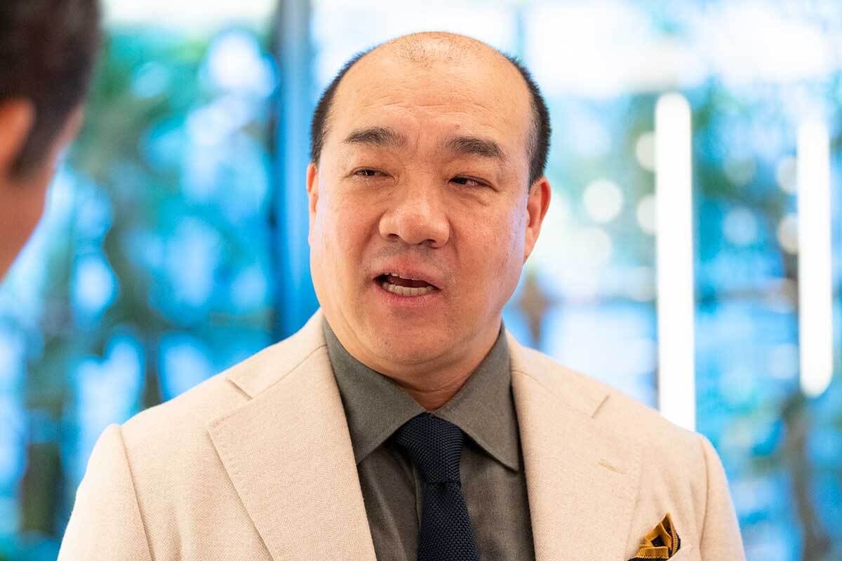 にしたんクリニック社長の西村誠司氏。自身の多額な納税額について語る様子。