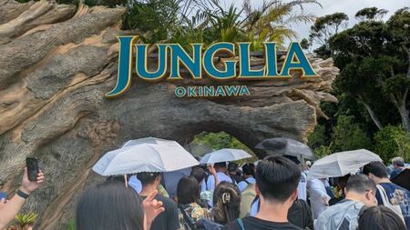 ジャングリア沖縄の入り口付近の全景。開業半月を経て、期待と批判が交錯する中、施設全体の様子を捉えている。