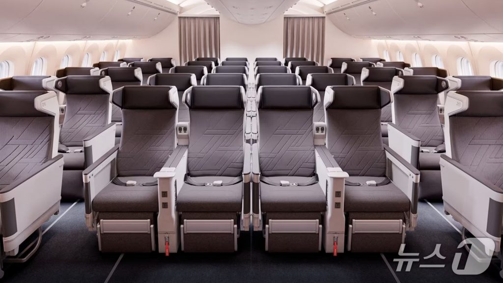 大韓航空のボーイング777-300ER型機に導入される新「プレミアムクラス」の機内イメージ。広々とした座席配置と高解像度モニターが特徴で、快適な中短距離路線でのフライト体験を提案。