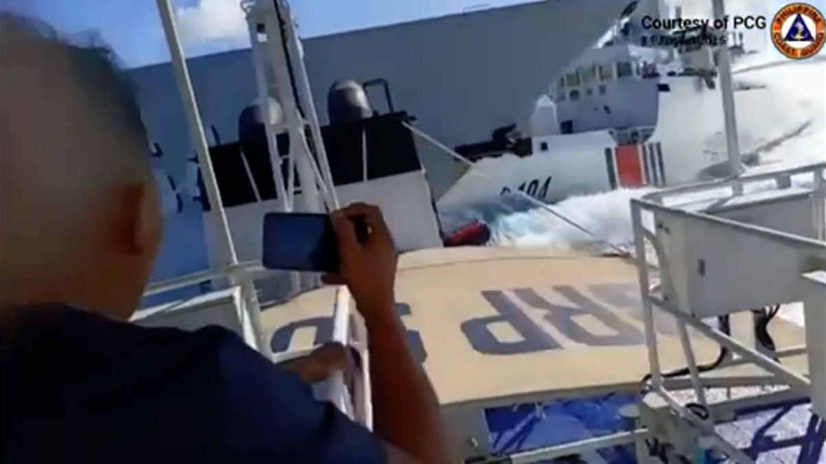 南シナ海、フィリピン船追跡中に衝突した中国海警局船と人民解放軍海軍駆逐艦