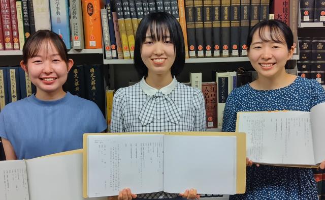 史料調査に臨む日本女子大学の学生たち。手には、大般若経の内容を記録した調書を持つ。