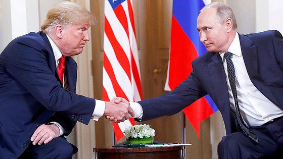 2018年にフィンランド・ヘルシンキで行われた米ロ首脳会談で握手するトランプ大統領とプーチン大統領。両首脳は新たな世界秩序の形成を模索している。