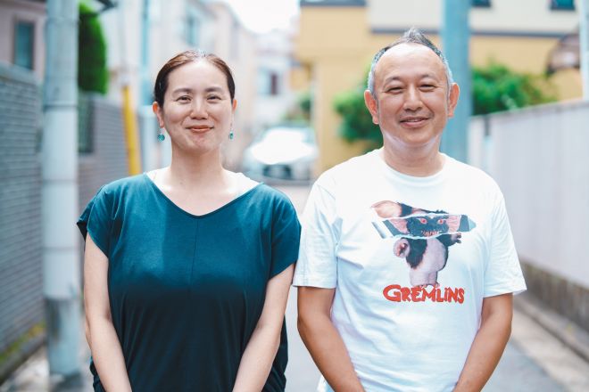 脚本家・足立紳さんと妻の晃子さん夫妻。彼らの家族の日常がドラマ「こんばんは、朝山家です。」の題材となった。