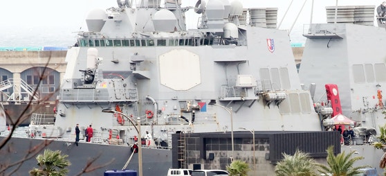 米海軍アーレイ・バーク級イージス駆逐艦「ヒギンズ」が済州海軍基地に入港する様子。南シナ海の緊張を高める米国の航行の自由作戦に関連する軍艦。