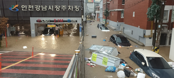 ソウル金浦空港が冠水…国際線ゲート前に流れ込む大量の雨水