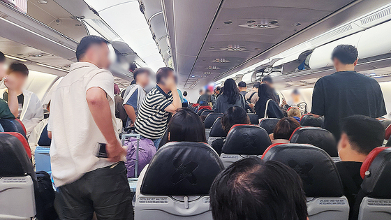 マレーシア発エアアジアD7 506便機内の様子。仁川行きが金浦着陸し、混乱する乗客と困惑する乗務員