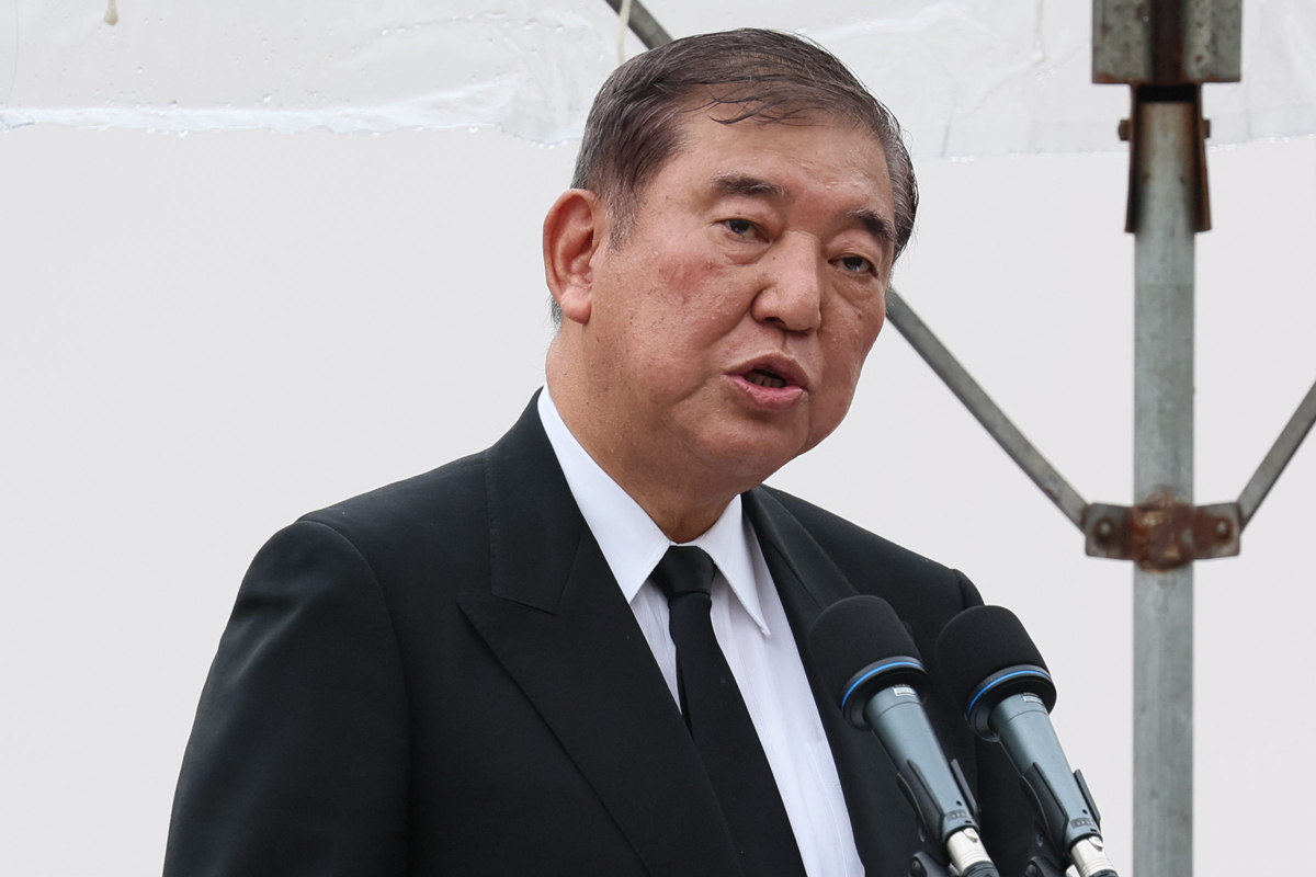 長崎の平和公園で演説する石破茂首相。2025年8月の世論調査で内閣支持率が上昇した