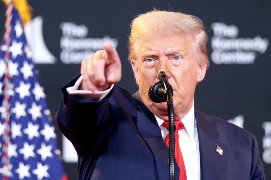 トランプ米大統領が記者会見中に質疑応答で記者を指し示す様子。米ロ首脳会談前の発言に注目が集まる。