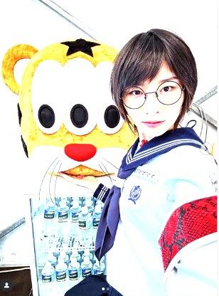 「DayDay.」でビリー・アイリッシュと「たたいてかぶってじゃんけんぽん」に挑む新しい学校のリーダーズSUZUKA。彼女の破天荒なプレースタイルが大きな話題となった。