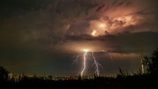 雷落下。爆発と火柱が上がる瞬間をドライブレコーダーが捉えた。米警察「月曜から刺激的すぎ」と驚愕