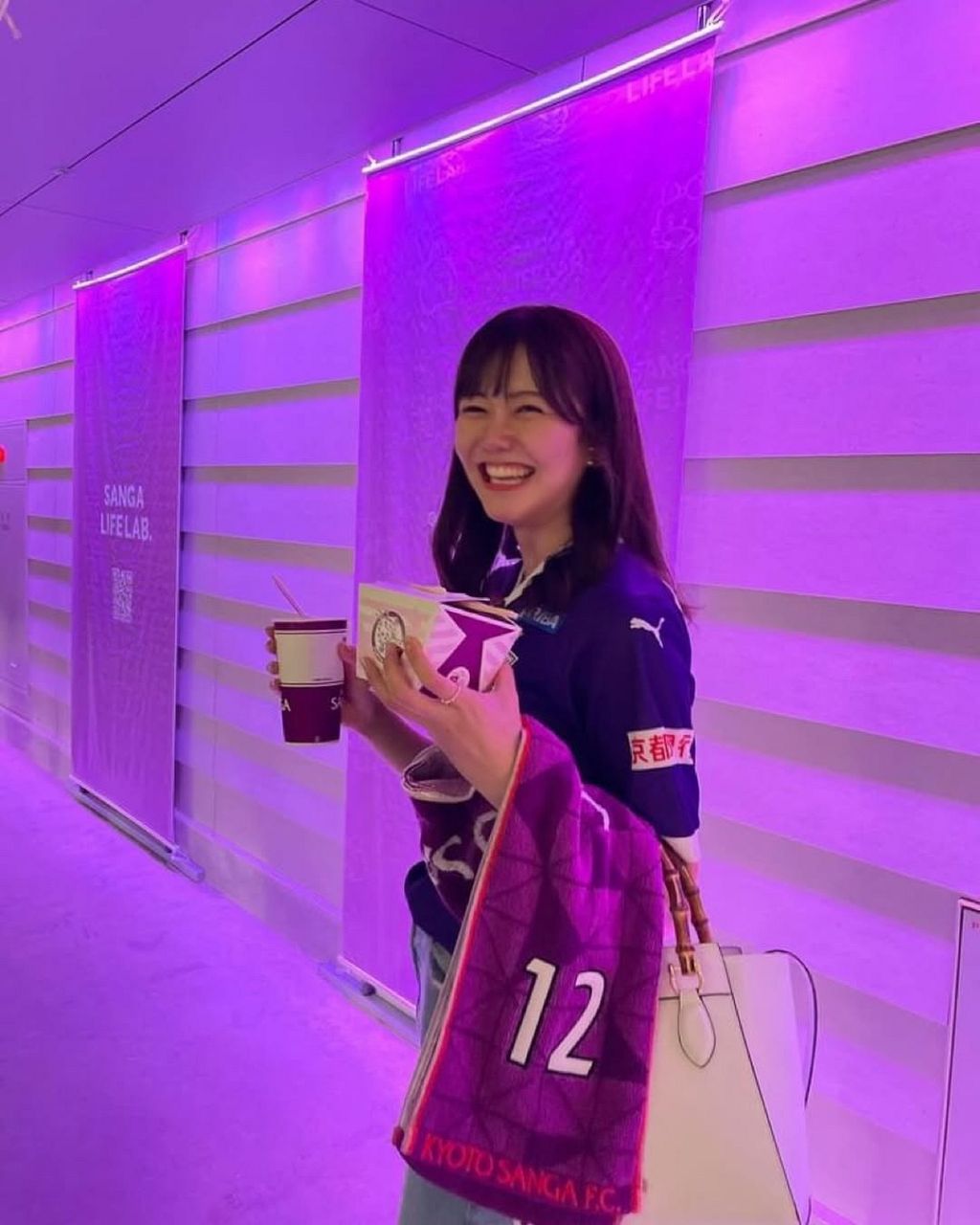 フリーアナウンサー佐藤由菜とJリーガー谷内田哲平が、大宮アルディージャのユニフォーム姿で結婚を報告する幸せなツーショット