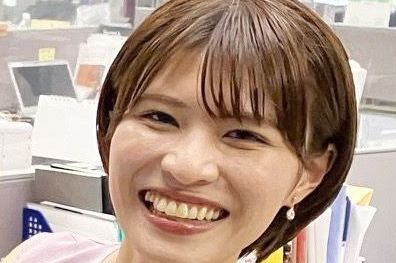 岡田桃佳アナウンサーがタイ旅行中に披露した、大きな虎のお尻に顔を乗せた大胆なツーショット写真。その驚きの行動がSNSで大きな反響を呼んでいる様子を示す一枚。