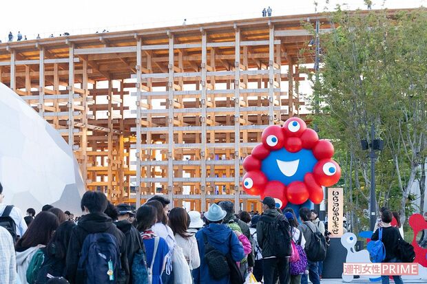 ゴールデンウィークの大阪・関西万博会場に並ぶ大勢の来場者。賑わいを見せるが、裏で窃盗事件も発生。