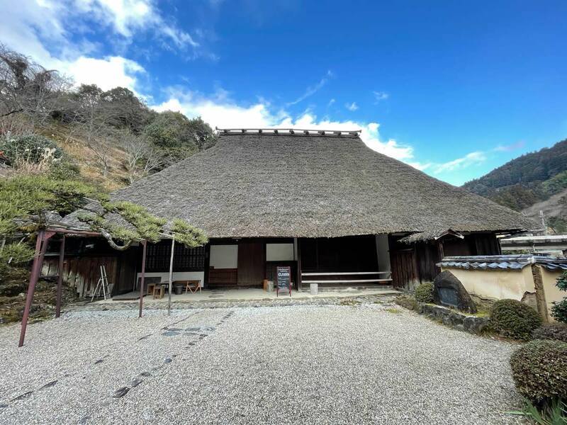 旧皇居」として知られる奈良県賀名生（あのう）の堀家住宅。茅葺き屋根が特徴の重要文化財。