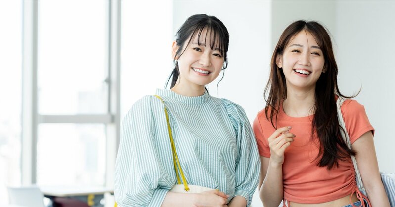 日本の大学キャンパスで学ぶ学生たち。大学選びの参考に、各大学の雰囲気や学生生活を比較検討する様子をイメージ。