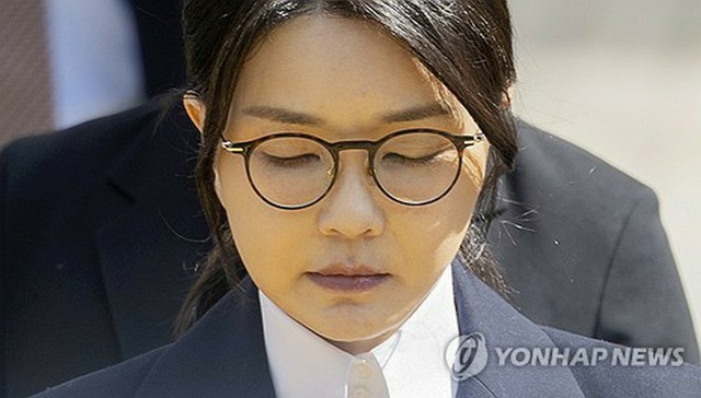 尹前大統領妻が逮捕後初の取り調べ　手錠かけられ護送車で出頭