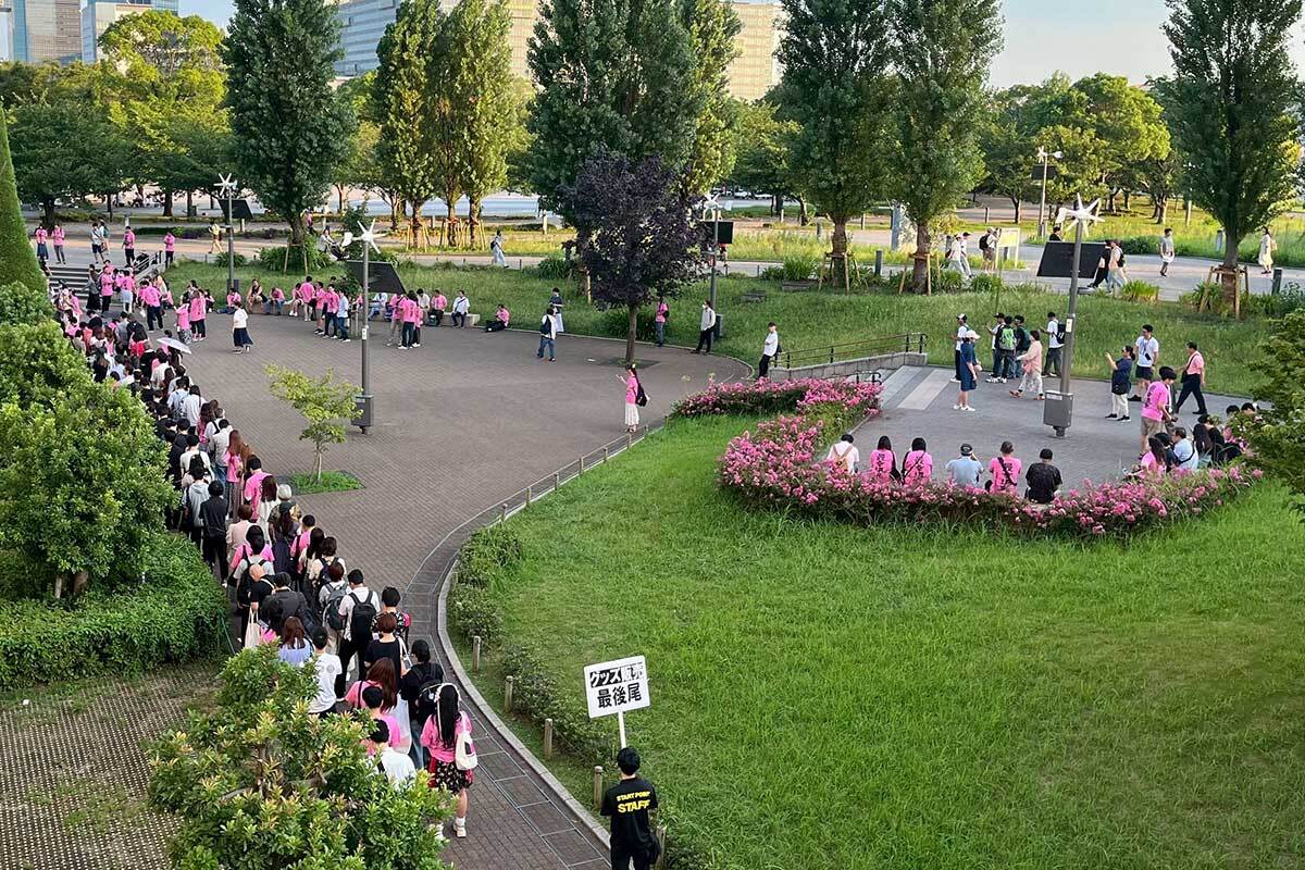 ピンクのTシャツを着用し、道重さゆみのツアー最終公演開場を待つファン