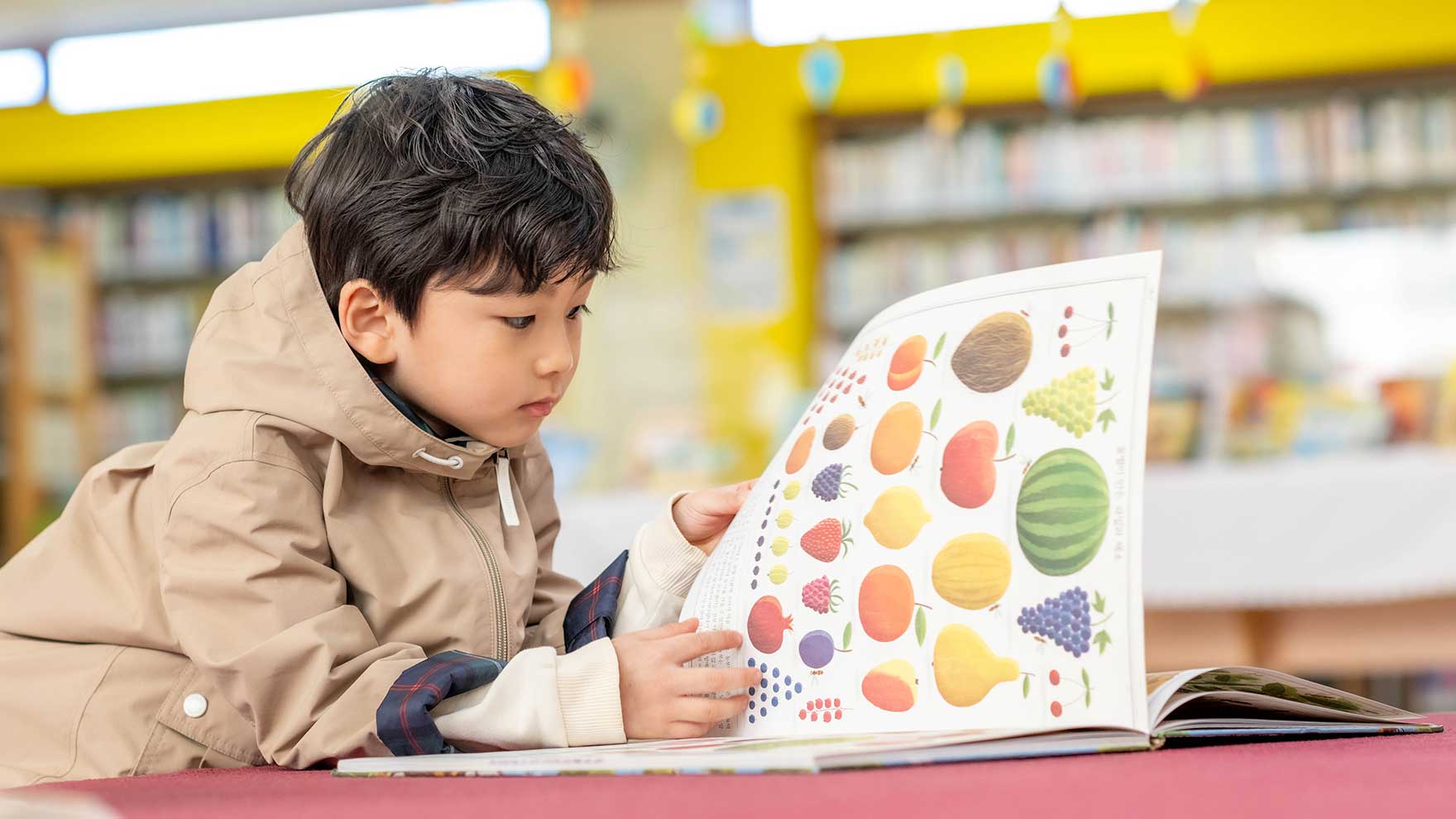教室で真剣に学ぶ児童生徒たち。文部科学省が推進する「特異な才能のある児童生徒」への支援の重要性を示唆する一枚。