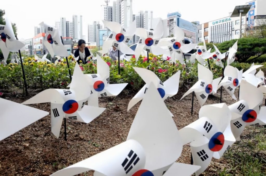 韓国の光復節を象徴する旗と記念碑のイメージ。光復節80周年を前にした意識調査の背景を示す。