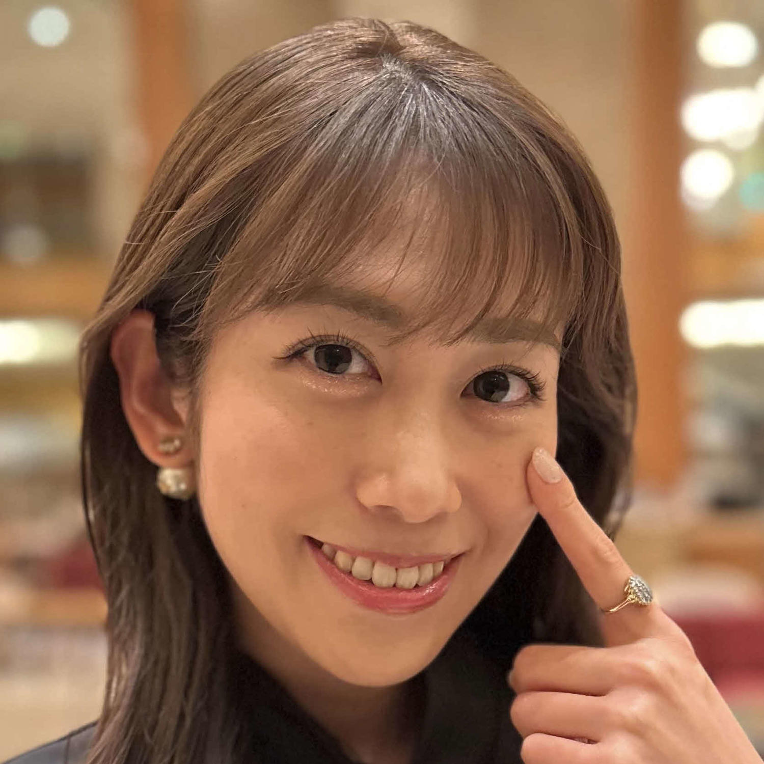 中川安奈が川越で披露した紺色のロングスカートとタイトなノースリーブ姿