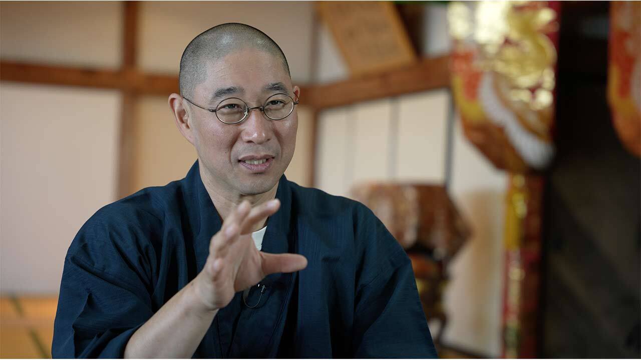 休日なのに疲れを感じる現代人の肖像。情報過多な社会での心身の疲弊と、リラックスできない状況を表す。