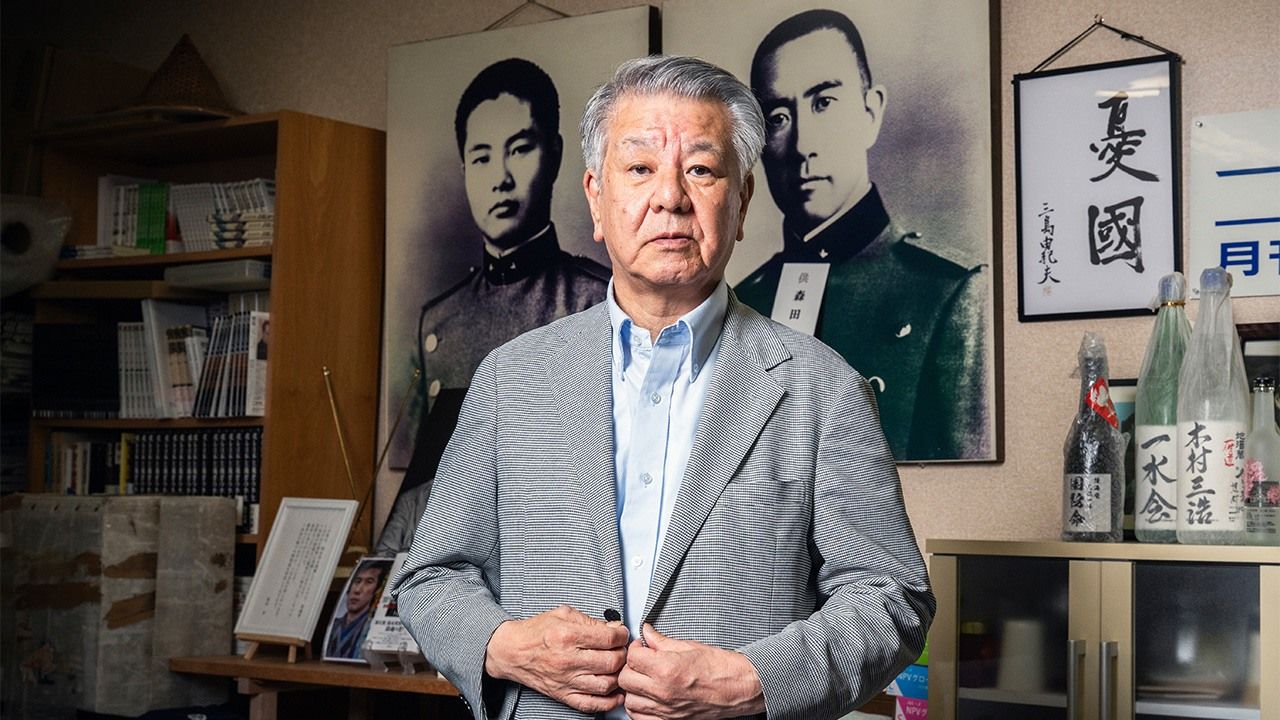 一水会事務所の壁に掲げられた三島由紀夫の肖像画と「憂國」の書。日本の右派思想の背景を示す象徴的な光景。