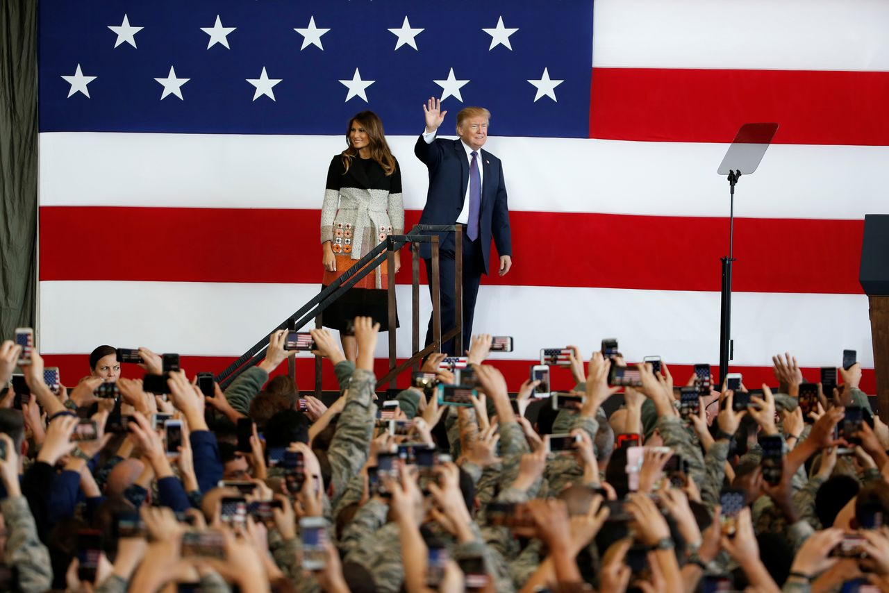 横田基地で演説するトランプ大統領。日本の主権と日米地位協定の課題を象徴する場面。