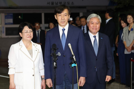 曺国元代表、光復節特赦でソウル南部刑務所から出所し、集まった支持者や報道陣に挨拶する様子。