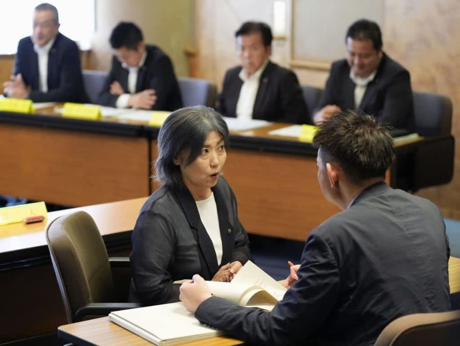 百条委員会で証人尋問に臨む伊東市の田久保真紀市長。学歴詐称疑惑を巡る重要な証言の瞬間。
