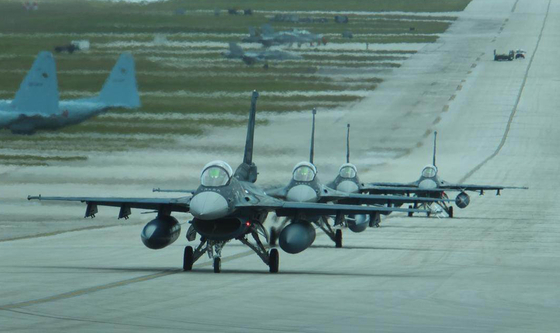 航空自衛隊のF-2戦闘機が飛行する様子。中国空母を仮想標的とした攻撃訓練を公開し、日本の防衛姿勢を示す。