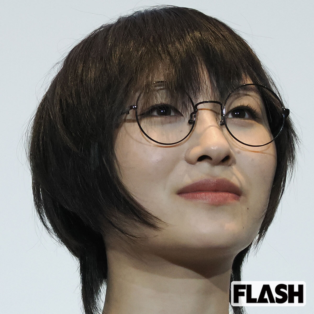 新しい学校のリーダーズSUZUKAがスタジオで特徴的なポーズ。
