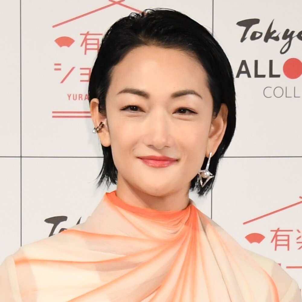 世界的スーパーモデル冨永愛と、その息子でモデルの冨永章胤。章胤は身長195cmの長身を活かし、背筋を伸ばしたスーツ姿で堂々とした佇まいを見せる。