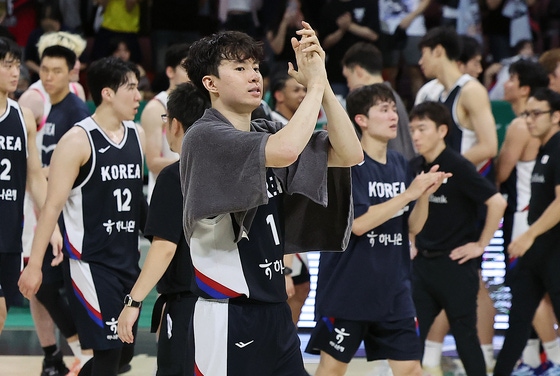FIBAアジアカップ準々決勝で中国と激闘を繰り広げる韓国バスケットボール代表。イ・ヒョンジュン選手らの活躍で粘りを見せた。