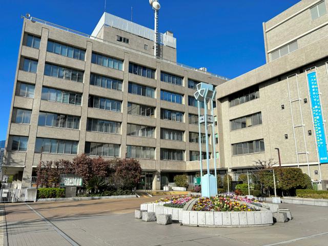 品川区役所の庁舎外観。同区が保有する保養施設でのトコジラミ発生を受け、小学校の林間学校が中止されたニュースを伝える文脈で表示。