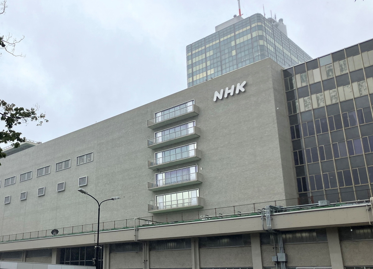 NHKニュース番組のスタジオ風景。茶道の読み方に関する報道の様子