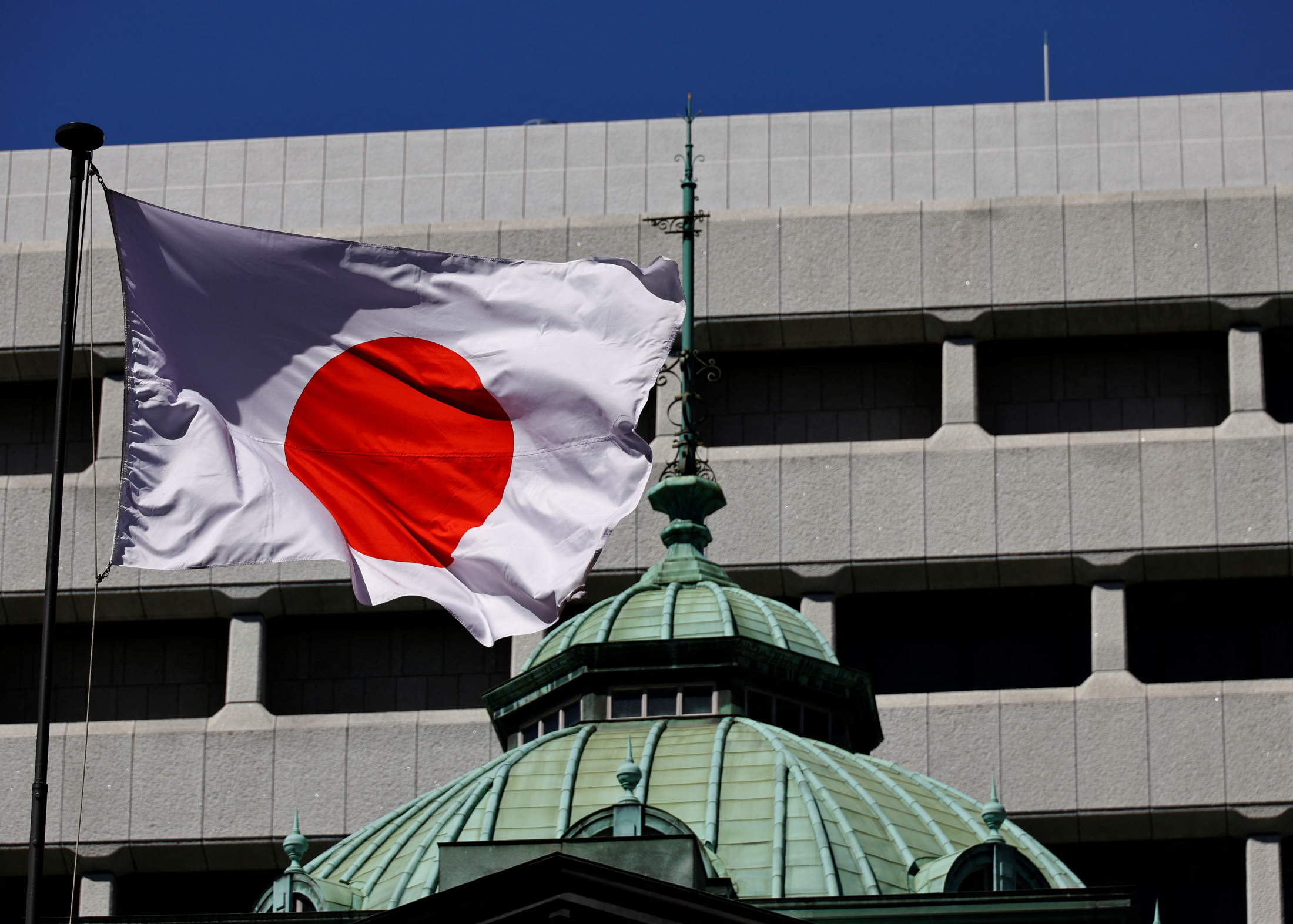 日本銀行本店前で撮影された日銀の建物。日本の金融政策の動向、特に物価と賃金上昇率に関する議論の中心にいる日銀の姿勢を象徴している。