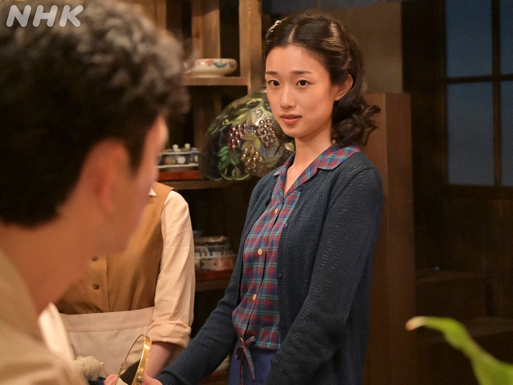 連続テレビ小説「あんぱん」第100話、八木信之介（妻夫木聡）と初対面する朝田蘭子（河合優実）の場面。